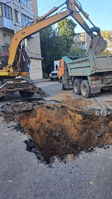 В Иванове на 2-й Ефимовской устраняют аварию на трубопроводе